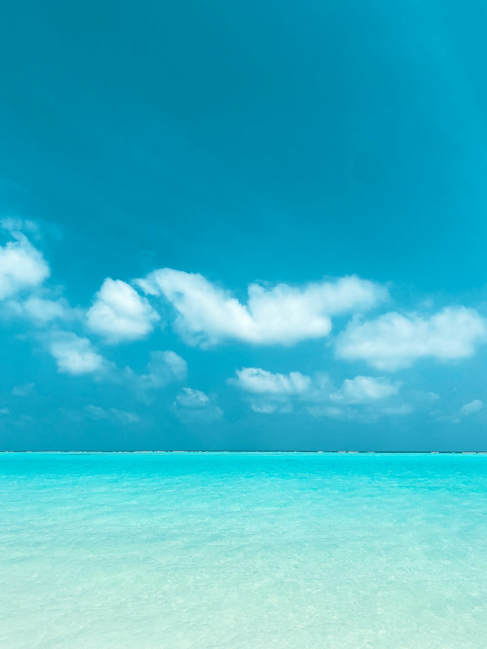 海に浮かぶ青い空と白い雲