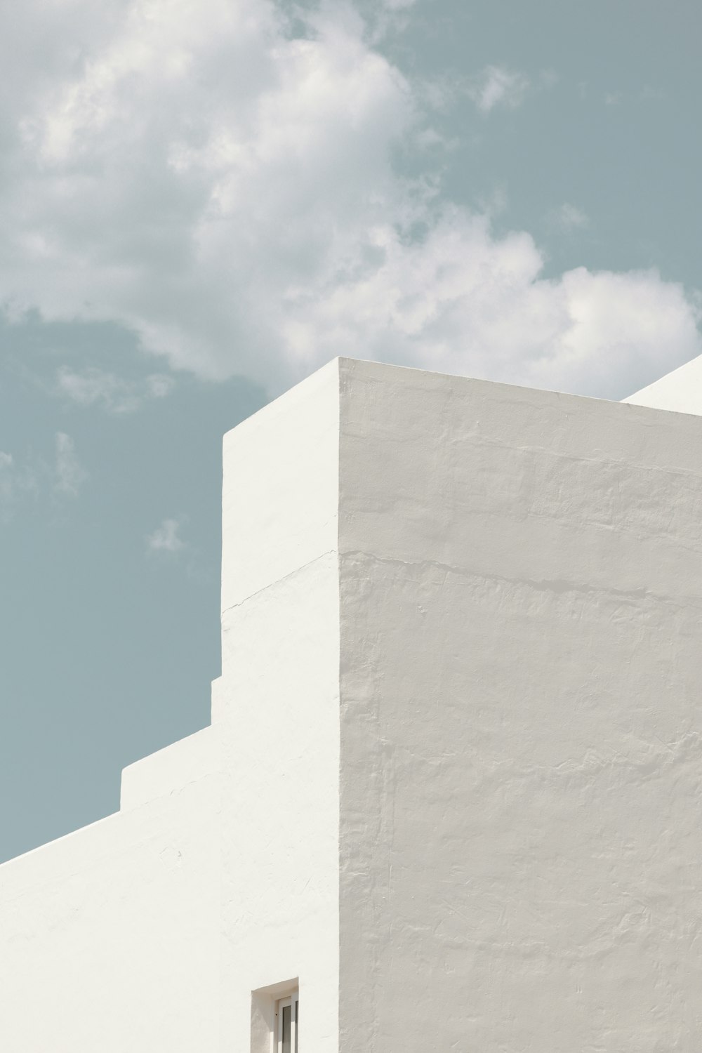 Muro de hormigón blanco bajo el cielo azul durante el día