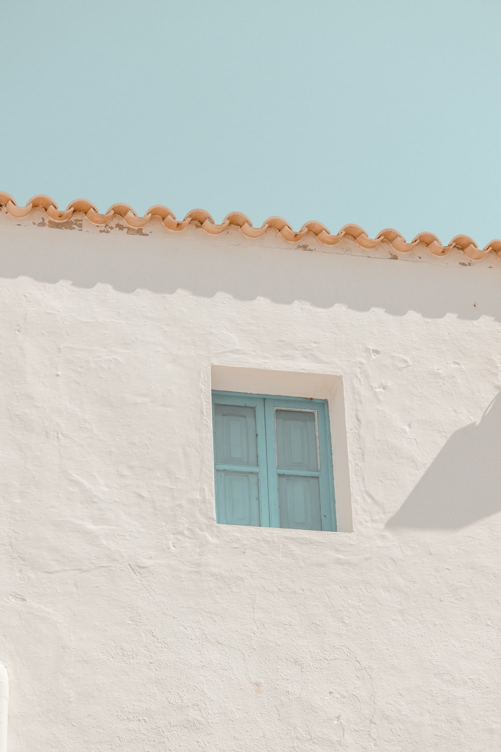 ventana de vidrio con marco de madera blanca