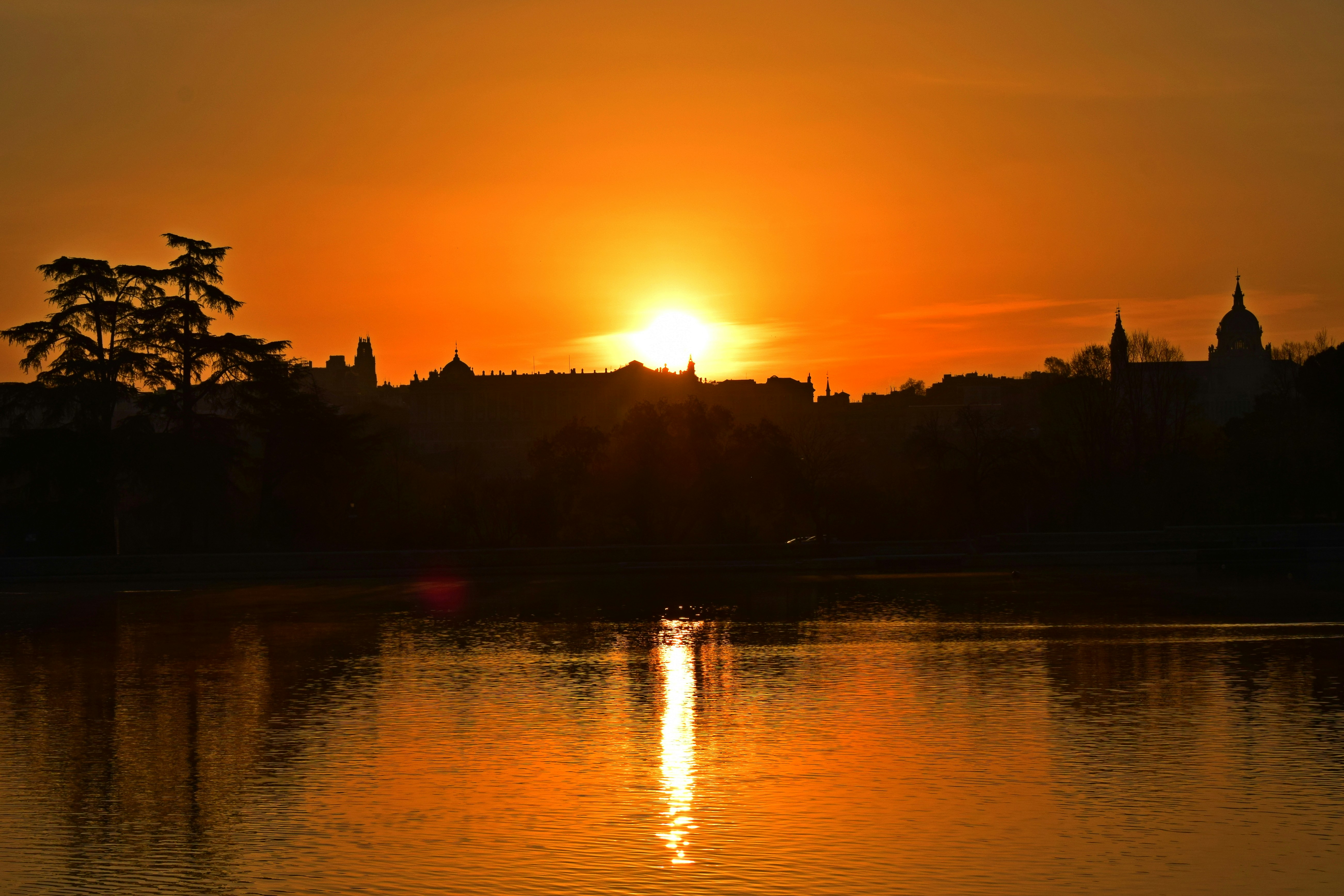 Amanecer de primavera en el lago de la Casa de Campo de Madrid