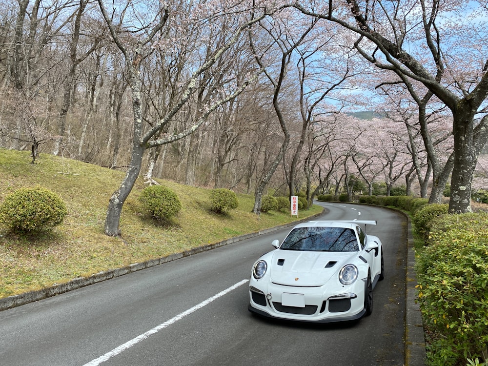 Porsche 911 blanco en carretera durante el día