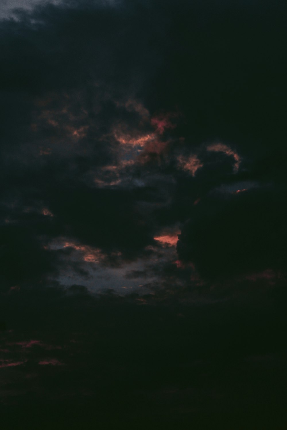 Schwarze Wolken während der Nacht