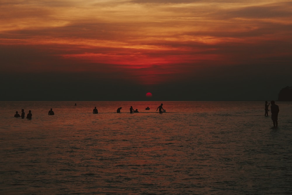 Menschen am Strand während des Sonnenuntergangs