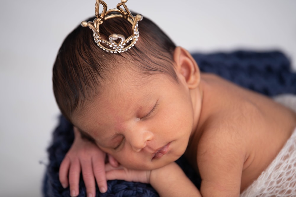 Femme en robe fleurie bleue et blanche portant une couronne d’or