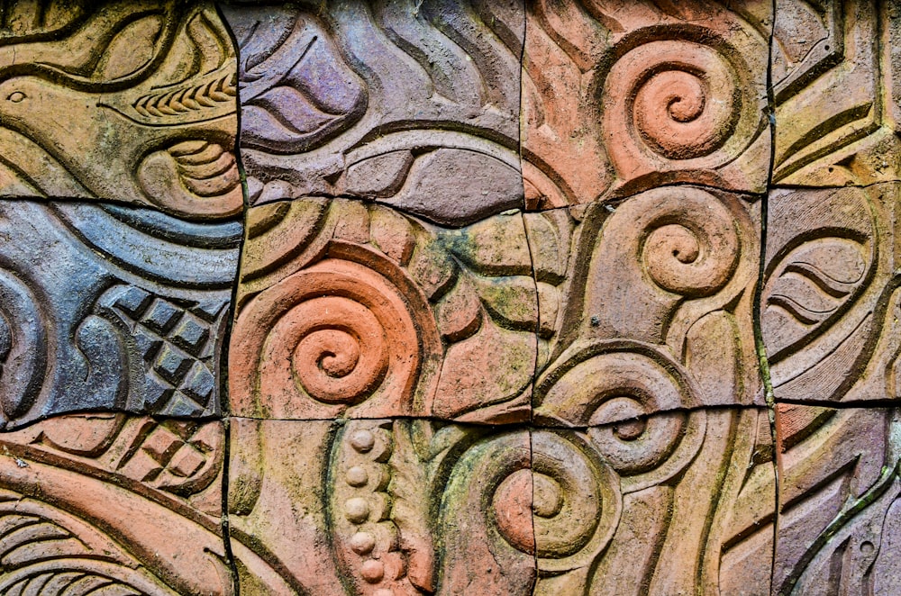 Mur de briques en béton brun et bleu