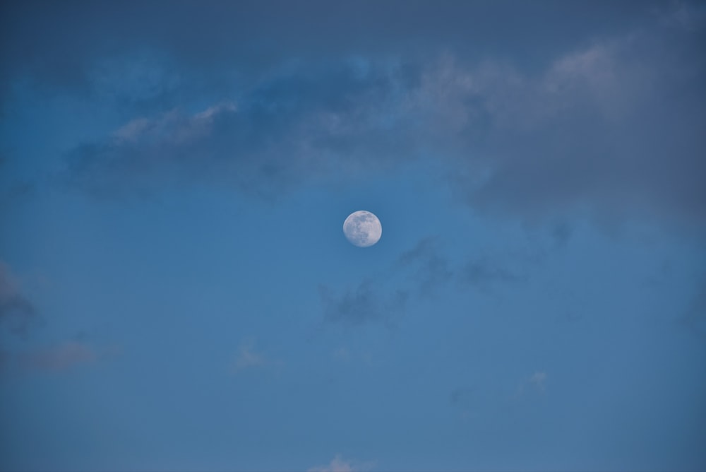 Luna llena en cielo azul