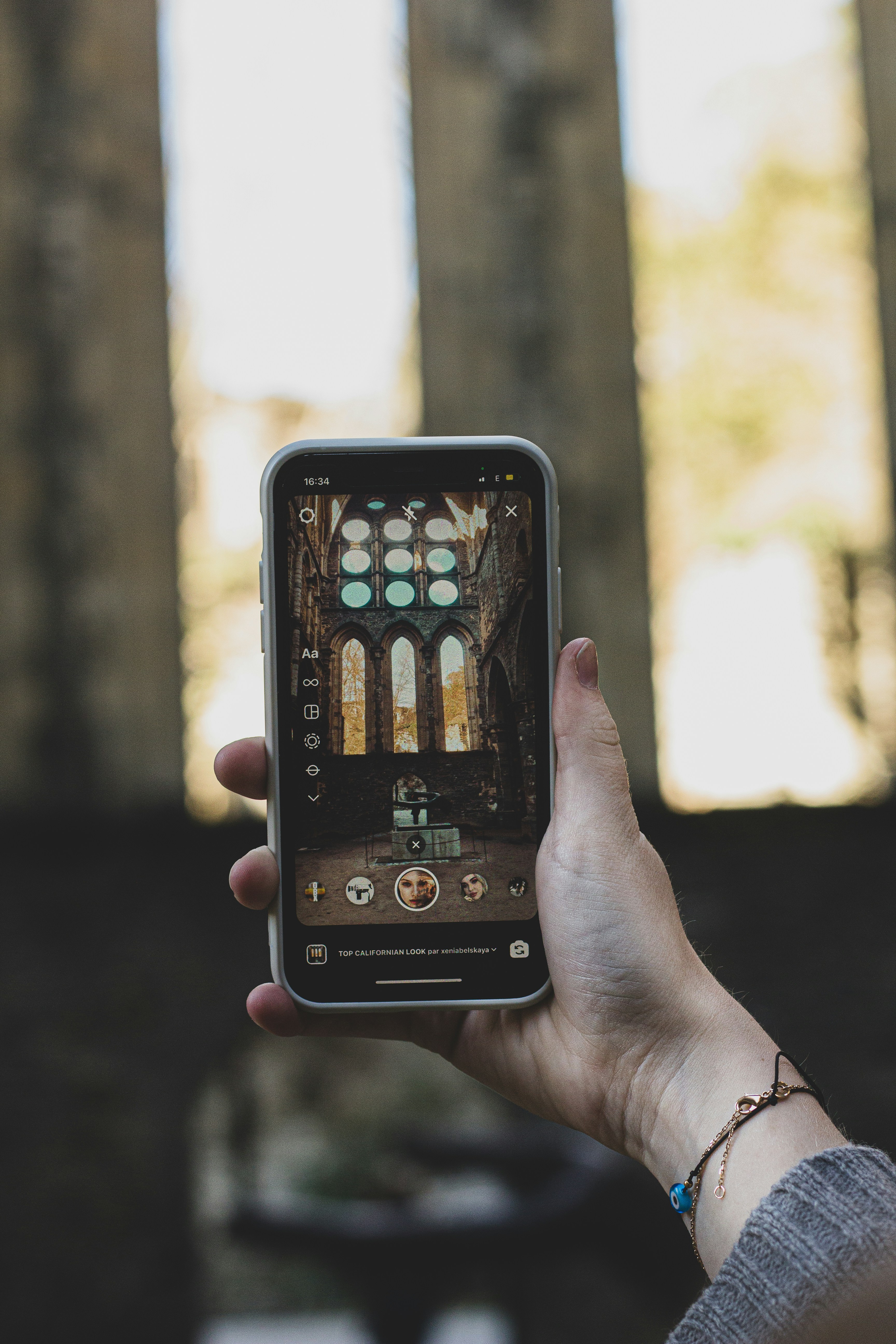 una persona sosteniendo un teléfono celular en la mano