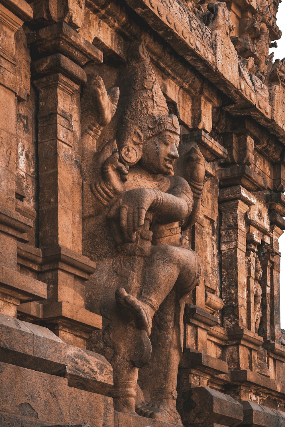 Statue d’homme en béton brun