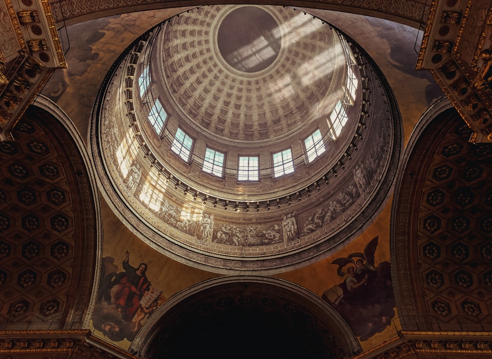 Plafond en forme de dôme marron et bleu