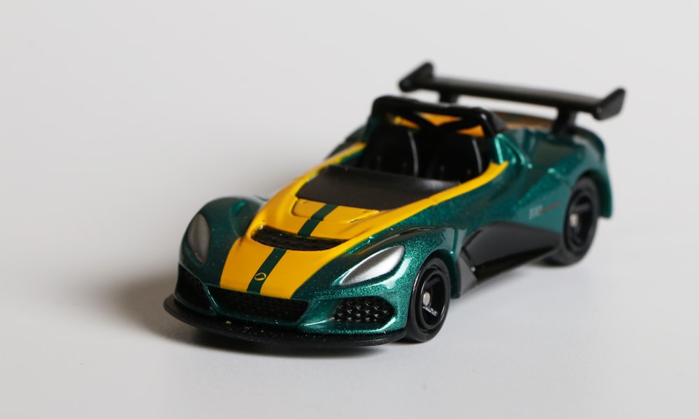 Modello in scala di auto sportiva Lamborghini verde e nero