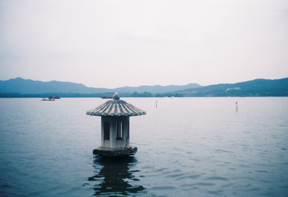 bâtiment en béton gris sur plan d’eau pendant la journée