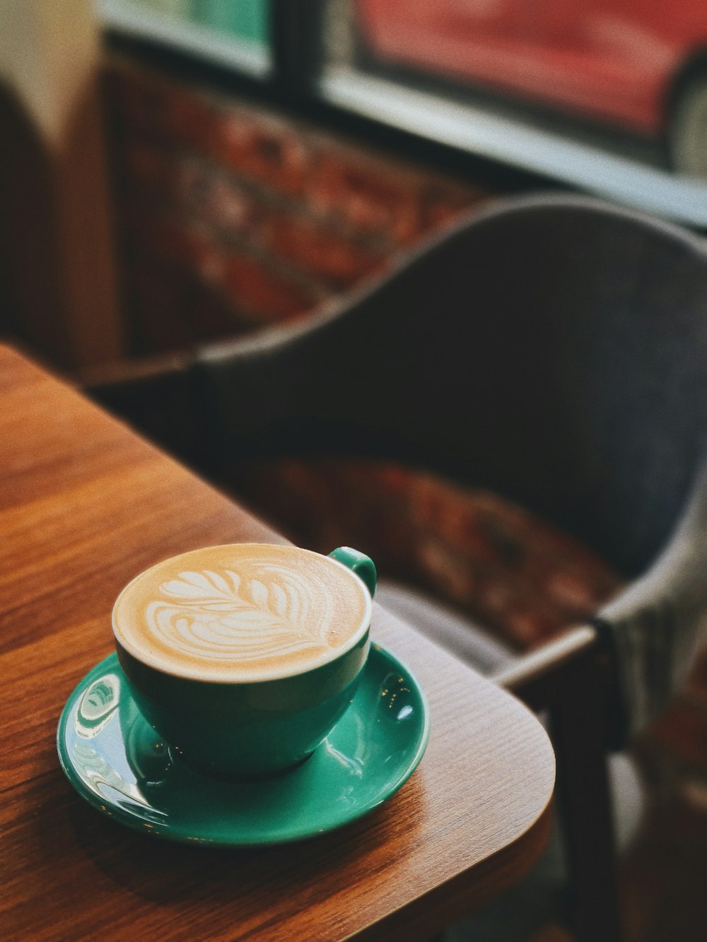 Tasse en céramique verte sur soucoupe verte