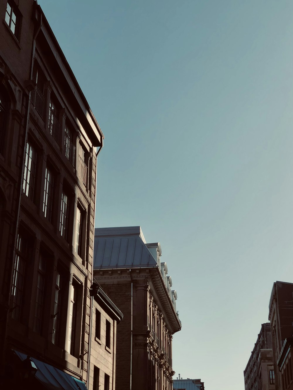 Braunes Betongebäude unter blauem Himmel tagsüber