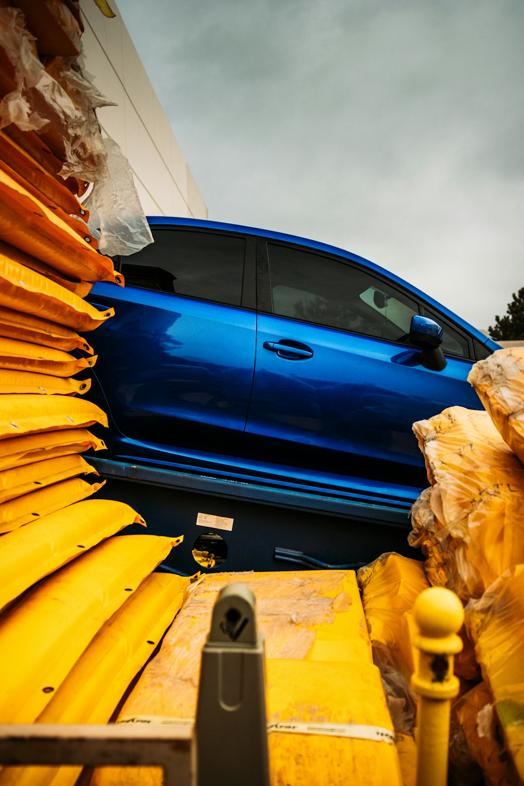 blue car with yellow banana fruits