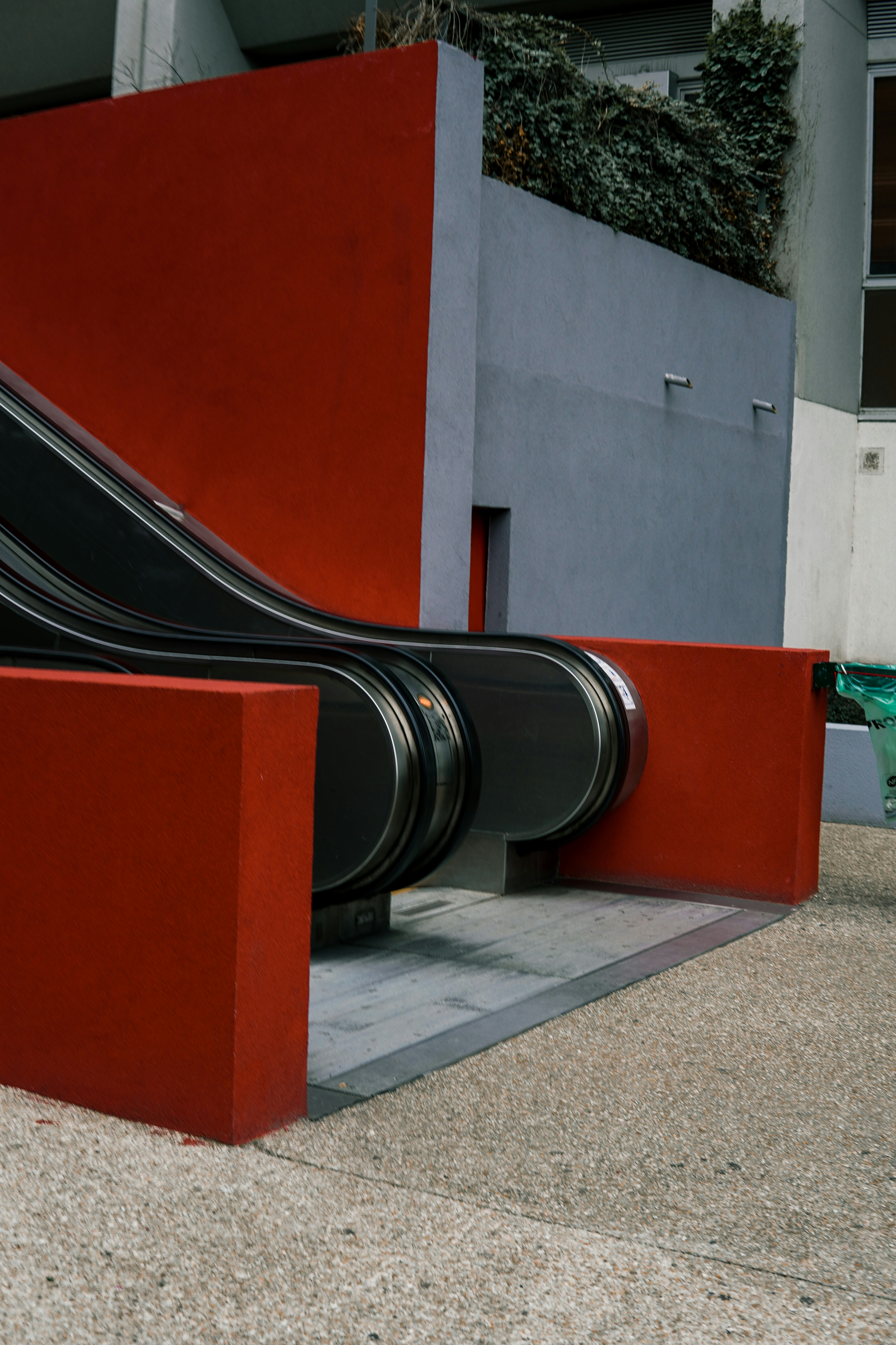 赤と黒のコンクリートの建物の写真 Unsplashで見つける茶色の無料写真