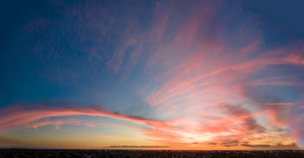 夕暮れ時の青い空と白い雲