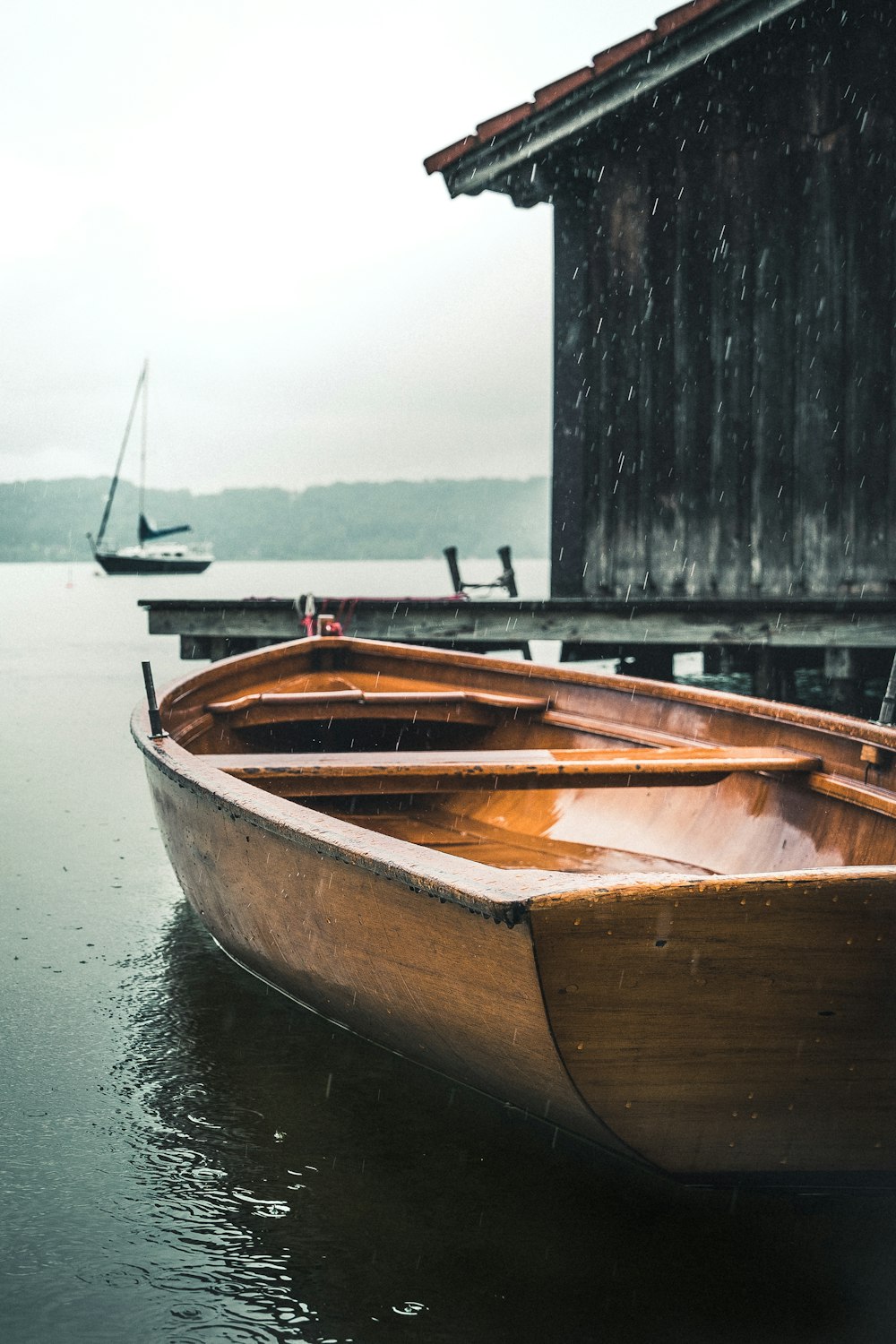 Braunes Holzboot tagsüber auf dem Wasser
