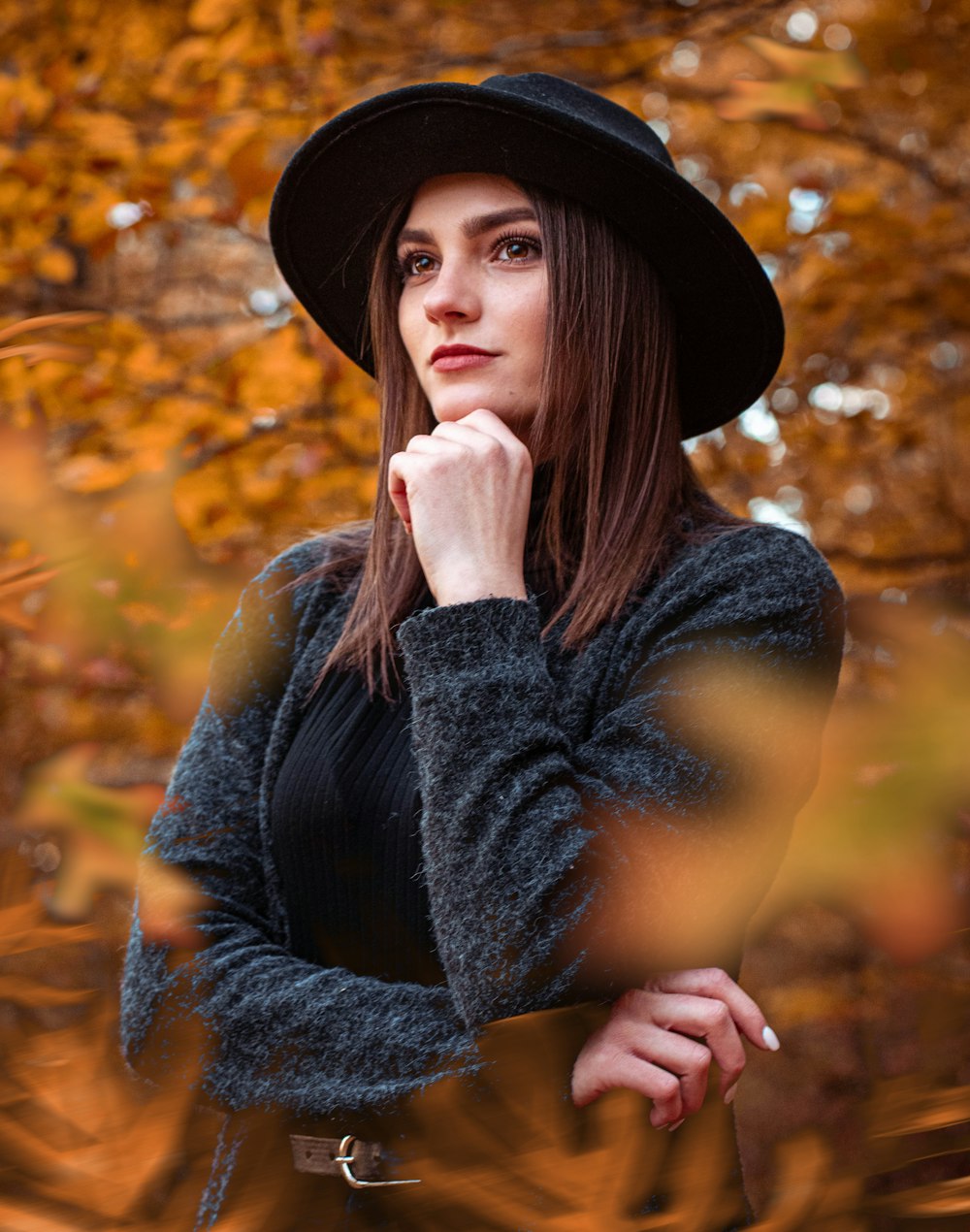 Frau in schwarzem Hut und schwarzem Langarmhemd