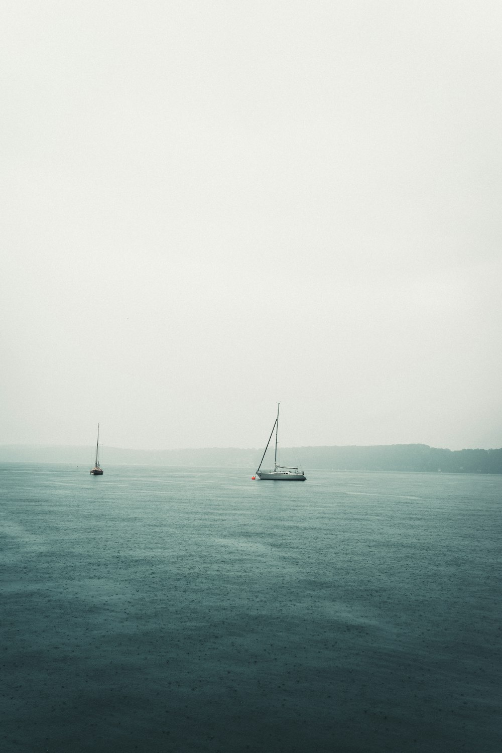 velero blanco en el mar bajo el cielo blanco durante el día