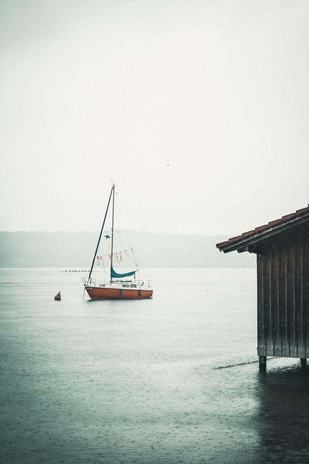 Muelle de madera marrón en el mar