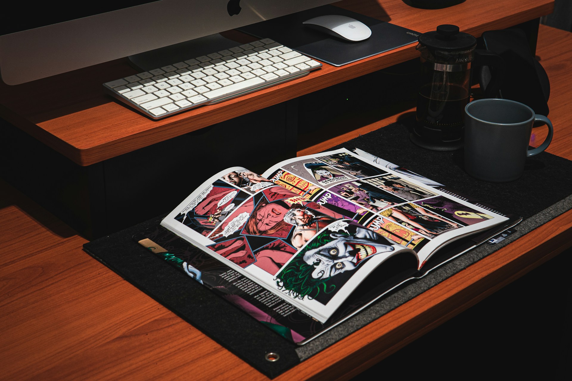 gray computer monitor