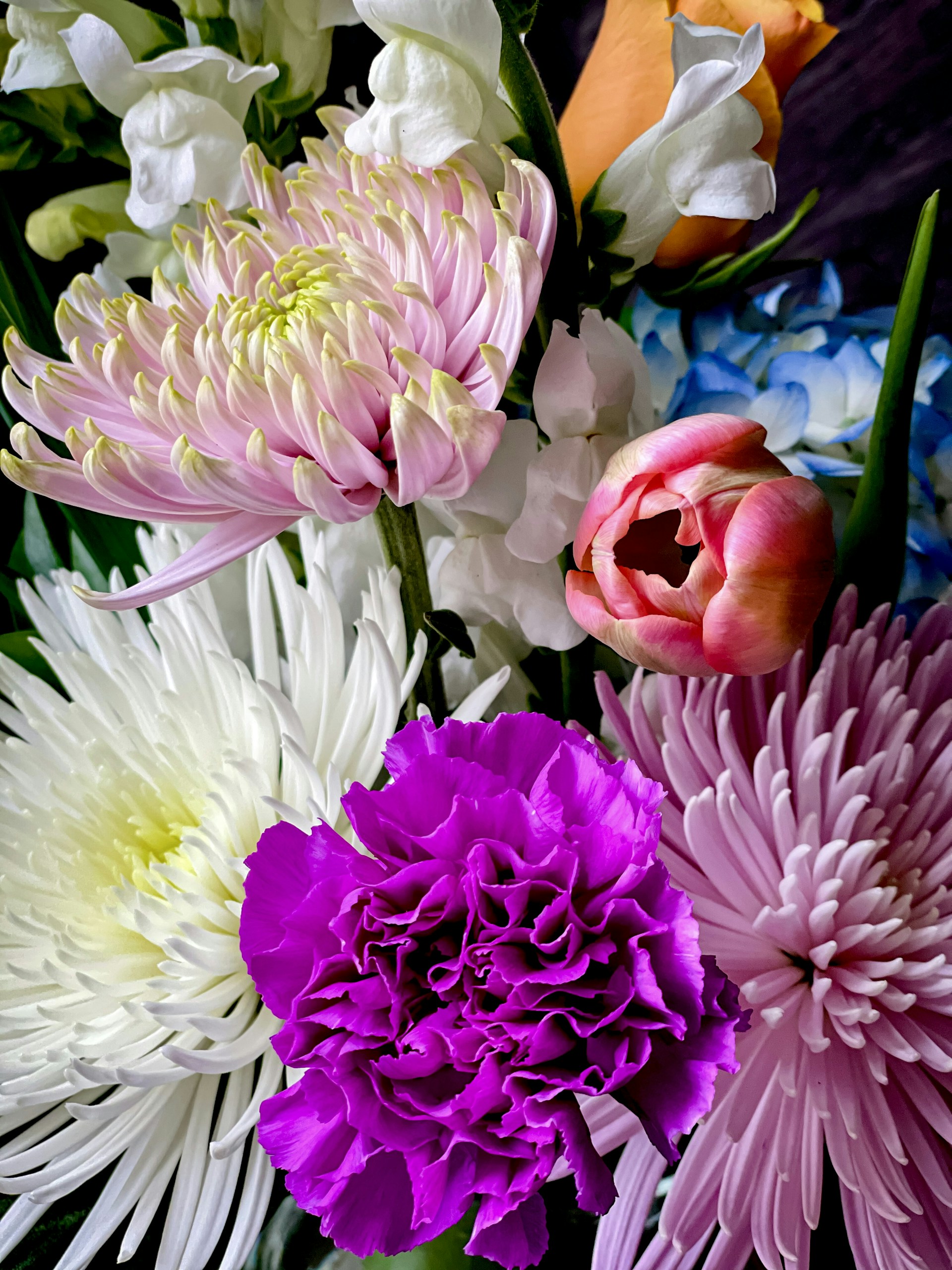 gray computer monitor