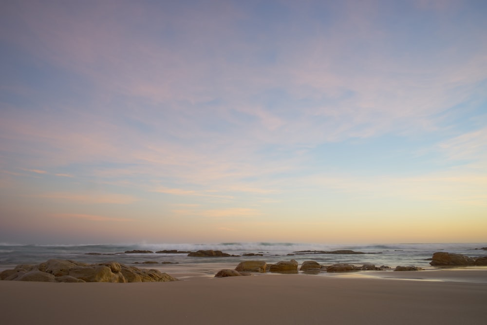 ondas do oceano batendo em terra durante o dia