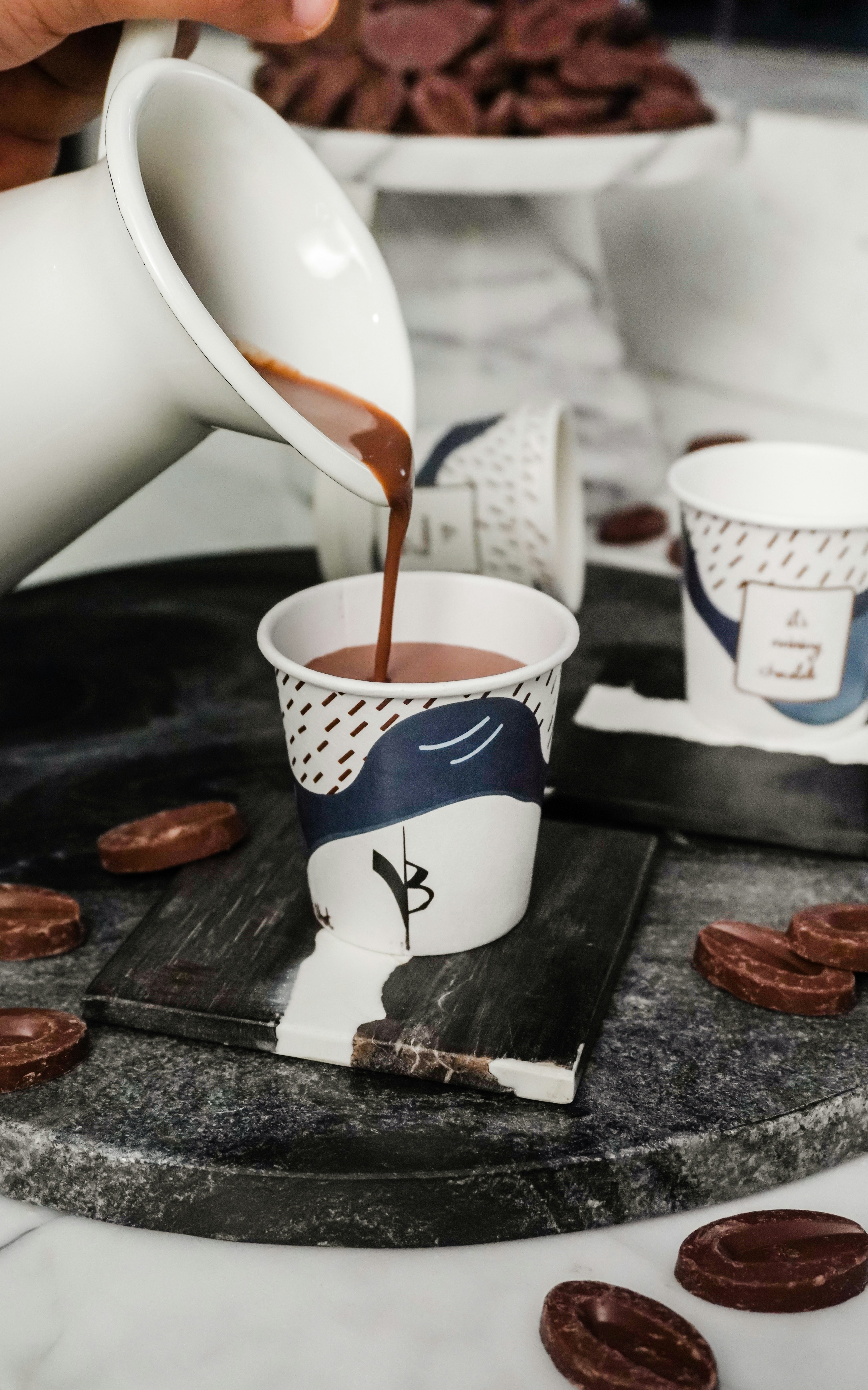 Mug keramik putih dan biru dengan cairan coklat dan putih