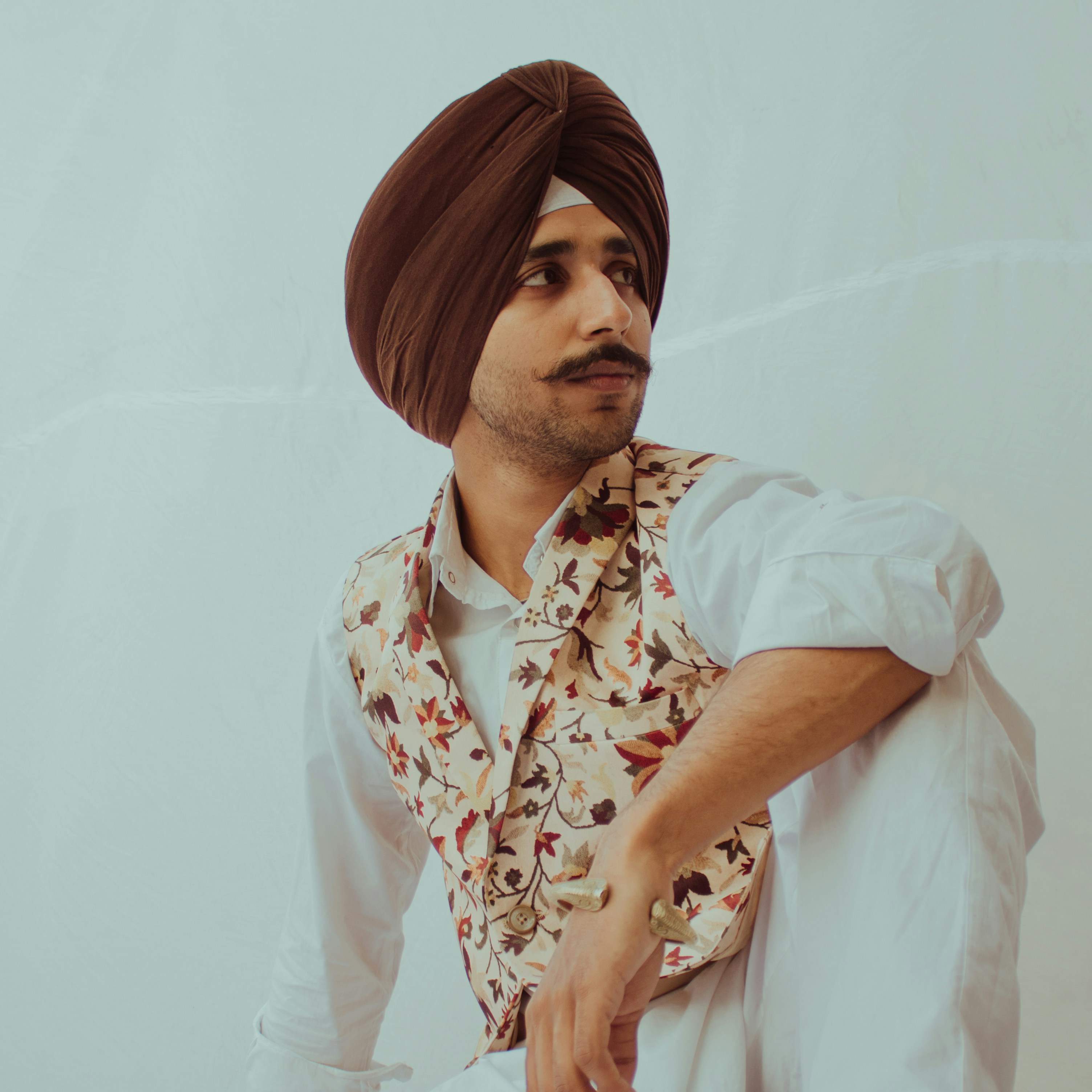 Femme en chemise blanche et rouge à fleurs photo Photo Gris Gratuite sur Unsplash