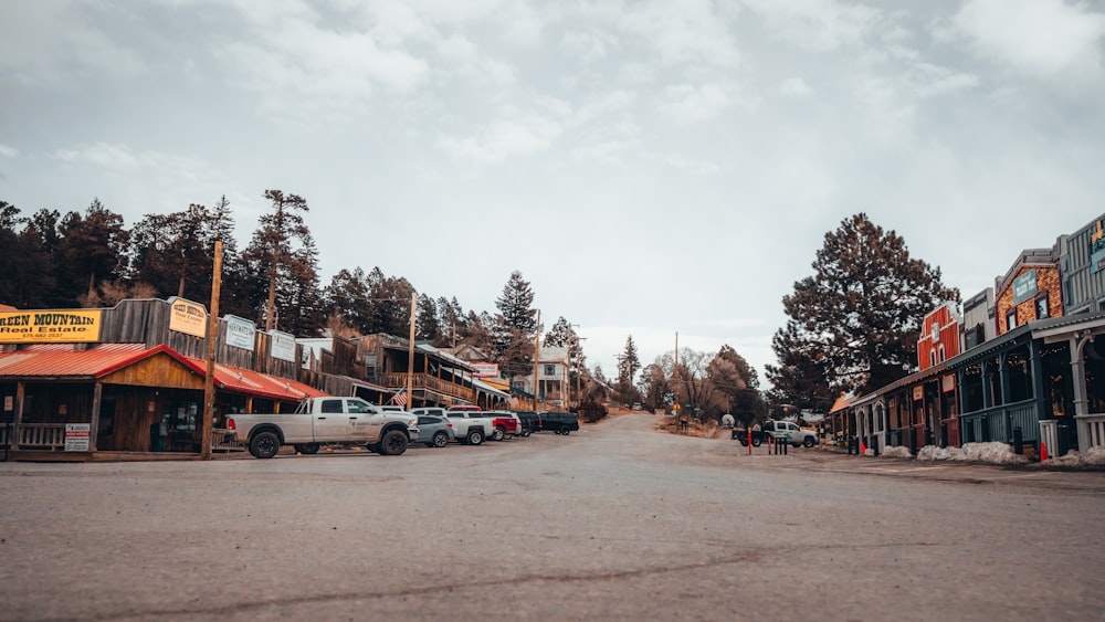 Una calle llena de coches aparcados junto a edificios altos