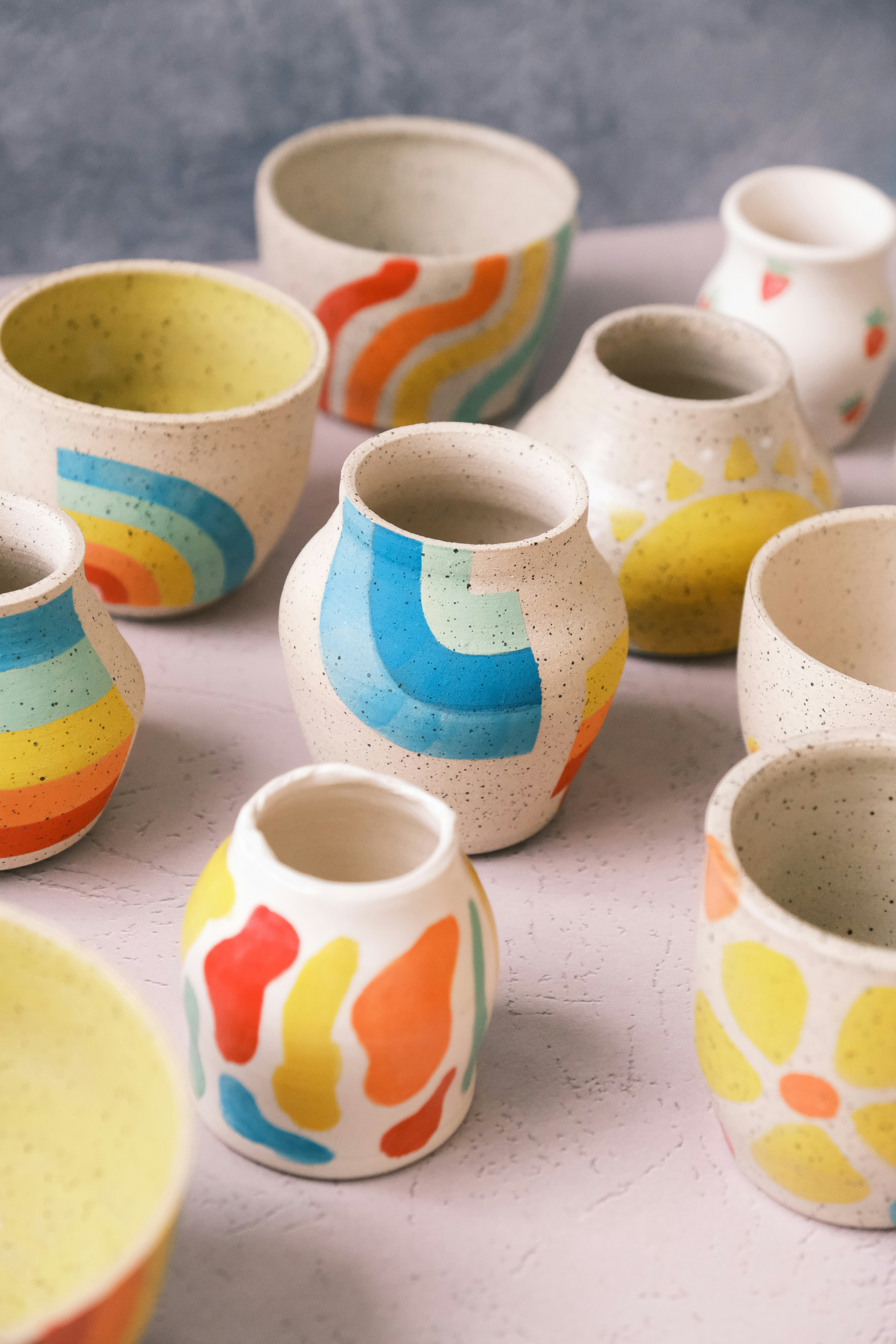 photo-1616886888643-bdb88fb92812?ixid=M3wxMjA3fDB8MXxzZWFyY2h8MTF8fGRyaW5rLXRoZW1lZCUyMGNlcmFtaWMlMjBtdWdzfGVufDB8fHx8MTc3MTQ2MDgyNXww\u0026ixlib=rb-4.1.0