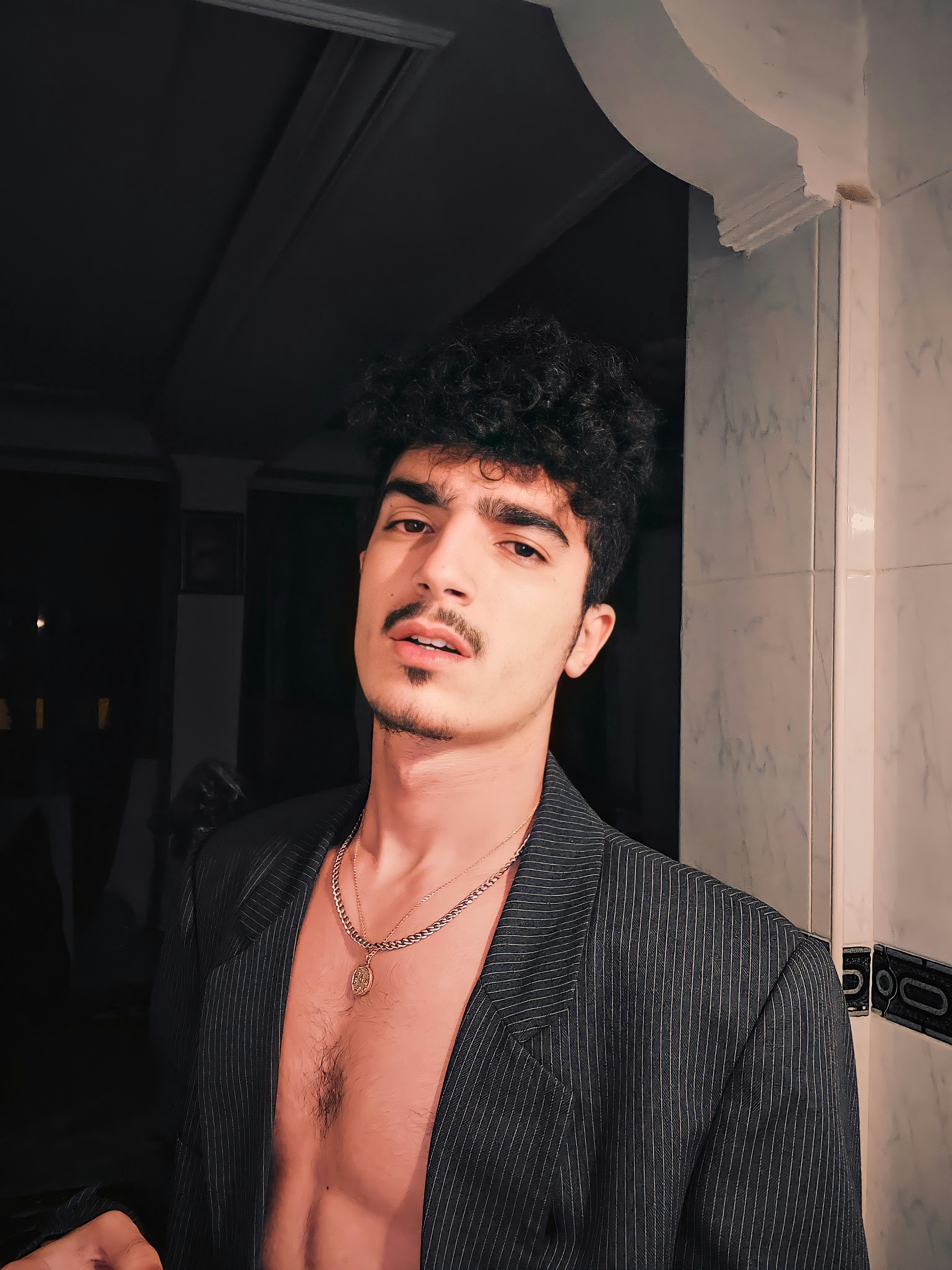 photo-1616889192162-708c19943f38?ixid=M3wxMjA3fDB8MXxzZWFyY2h8NjJ8fFN0eWxpc2glMjBvdXRmaXRzfGVufDB8fHx8MTczNTkwOTIzN3ww%5Cu0026ixlib=rb-4.0.3