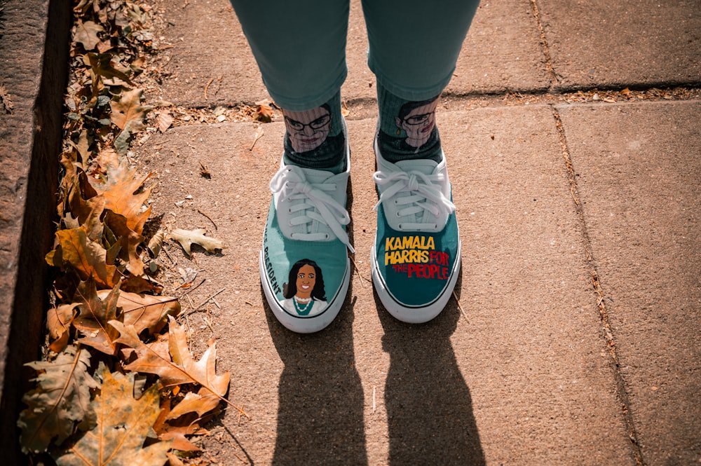 Persona con zapatillas Nike azules y blancas