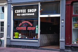 Exterior view of montanashop located on Sint Antoniesbreestraat 136, Amsterdam, with welcoming storefront.