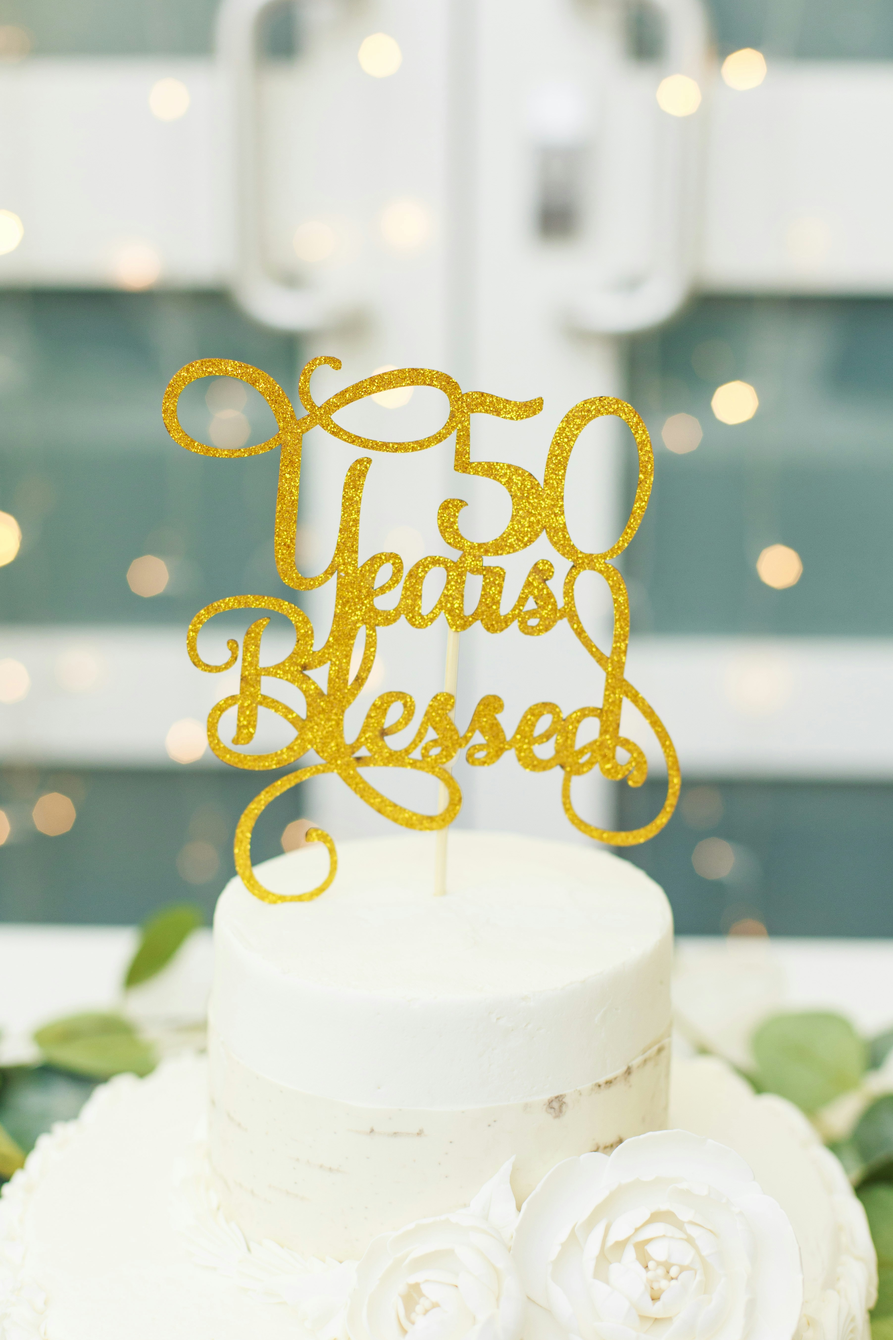 Gold And White Round Cake Photo Free Yellow Image On Unsplash