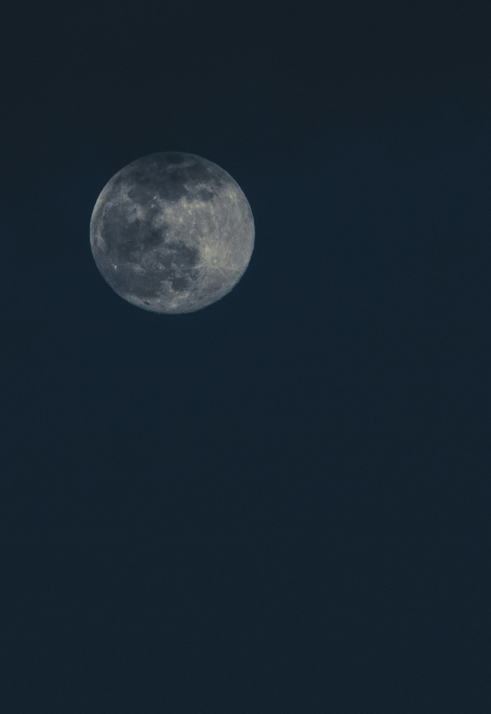空に満月の写真 Unsplashで見つけるグレーの無料写真