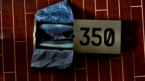 Close-up of a space box protecting a pair of sneakers, showing the durable lid and clear sides.