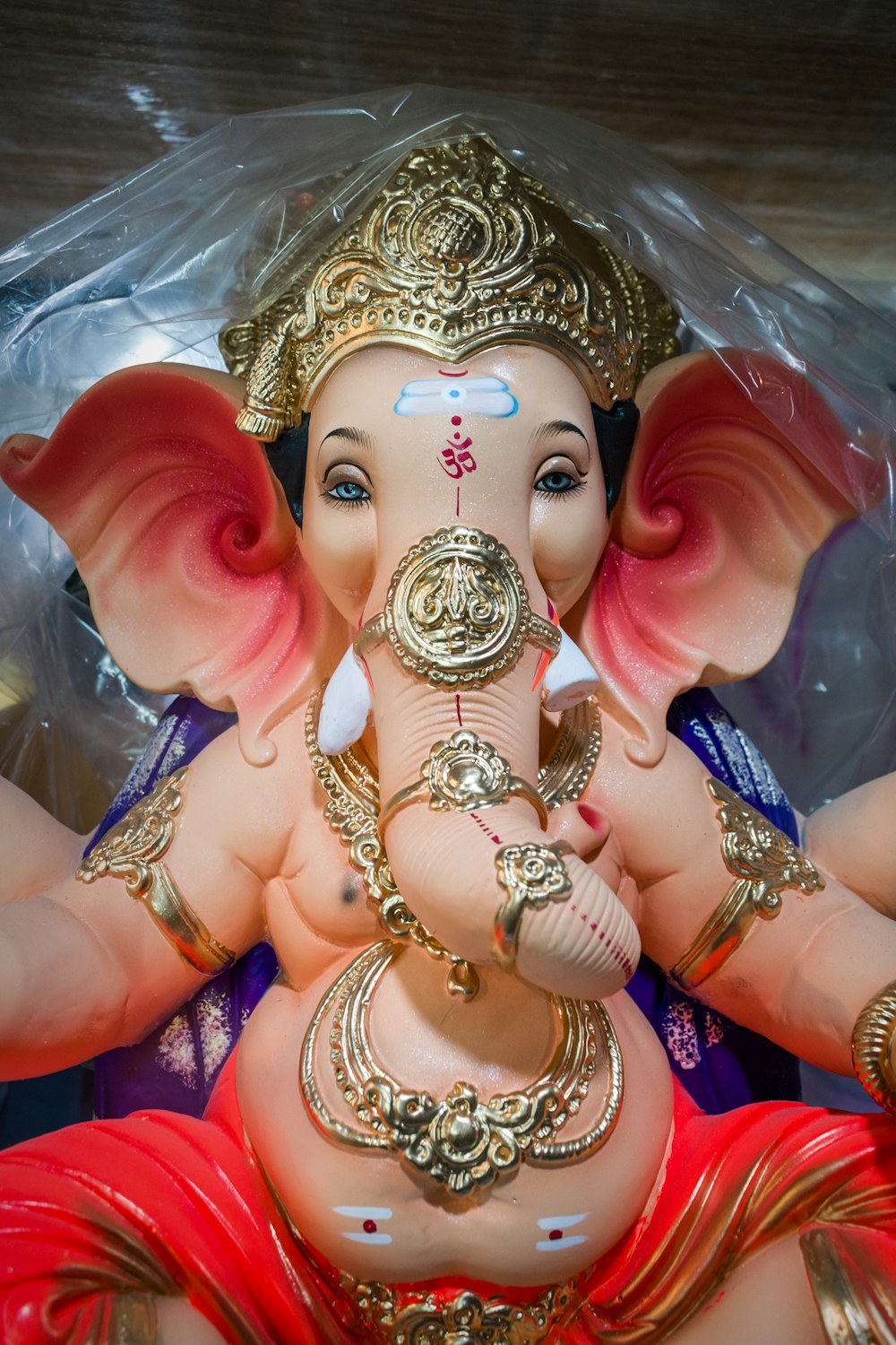 Goldene und rote hinduistische Gottheit Figur