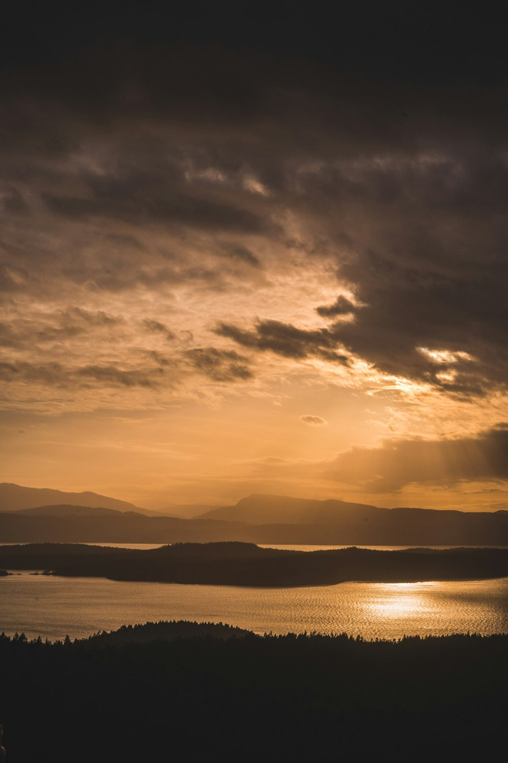 silhouette de montagnes au coucher du soleil