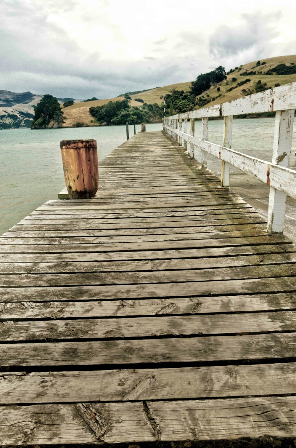 Pontile di legno marrone sul lago durante il giorno