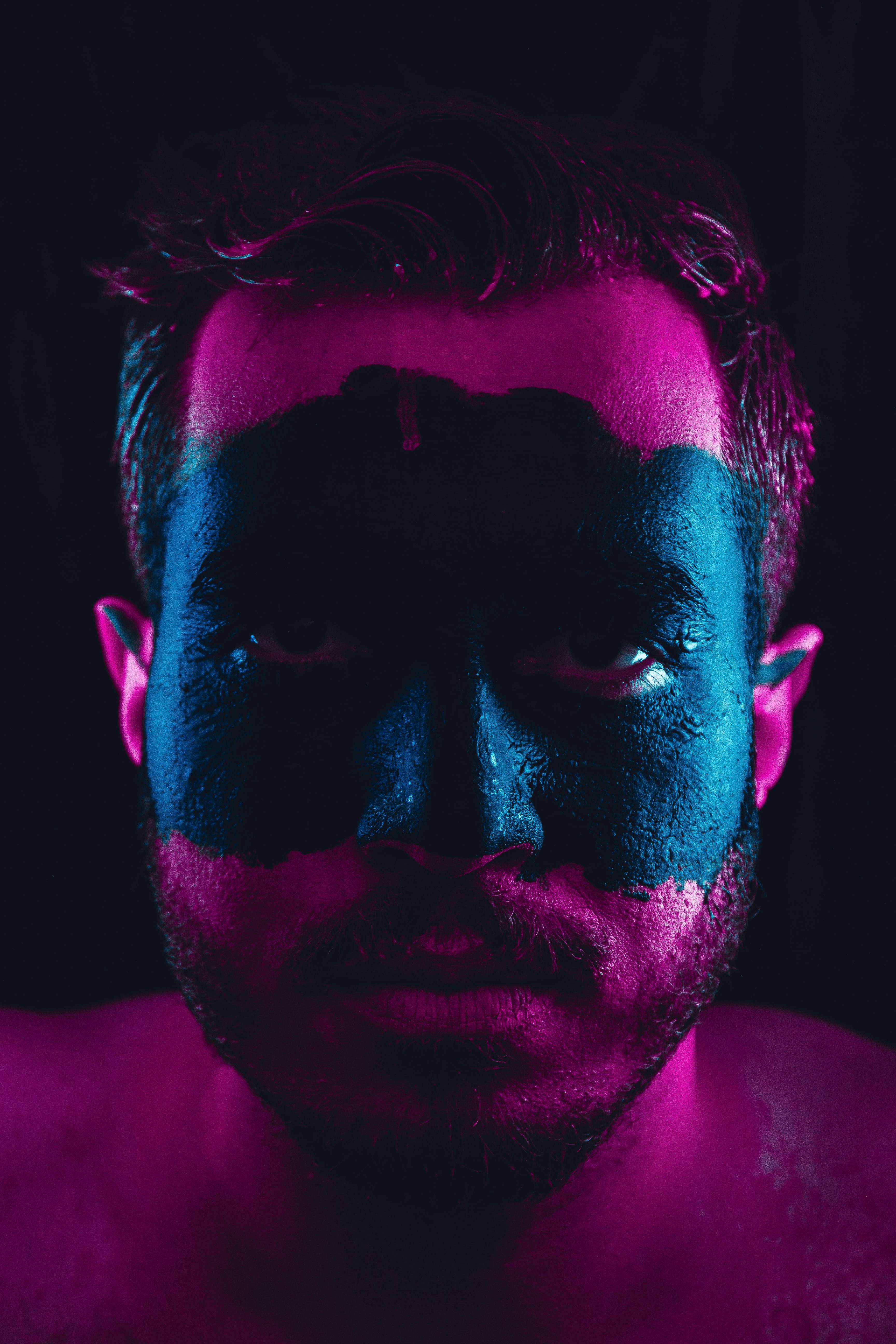 Man with black and brown face paint photo – Free Portrait Image on Unsplash, image size:3000x4500
