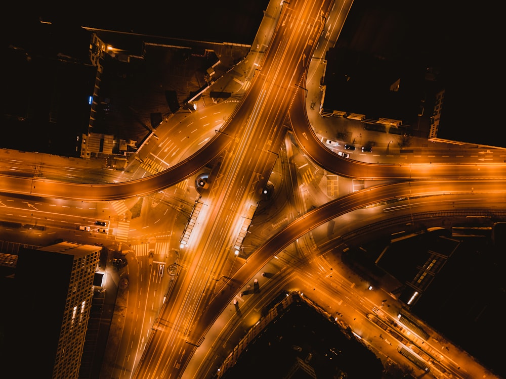 Photographie en accéléré de voitures sur la route pendant la nuit