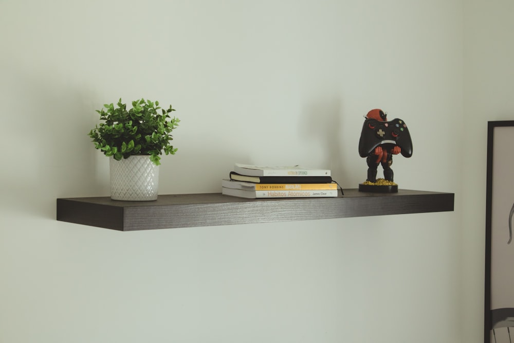 Vase en céramique blanche avec des fleurs sur une table en bois brun