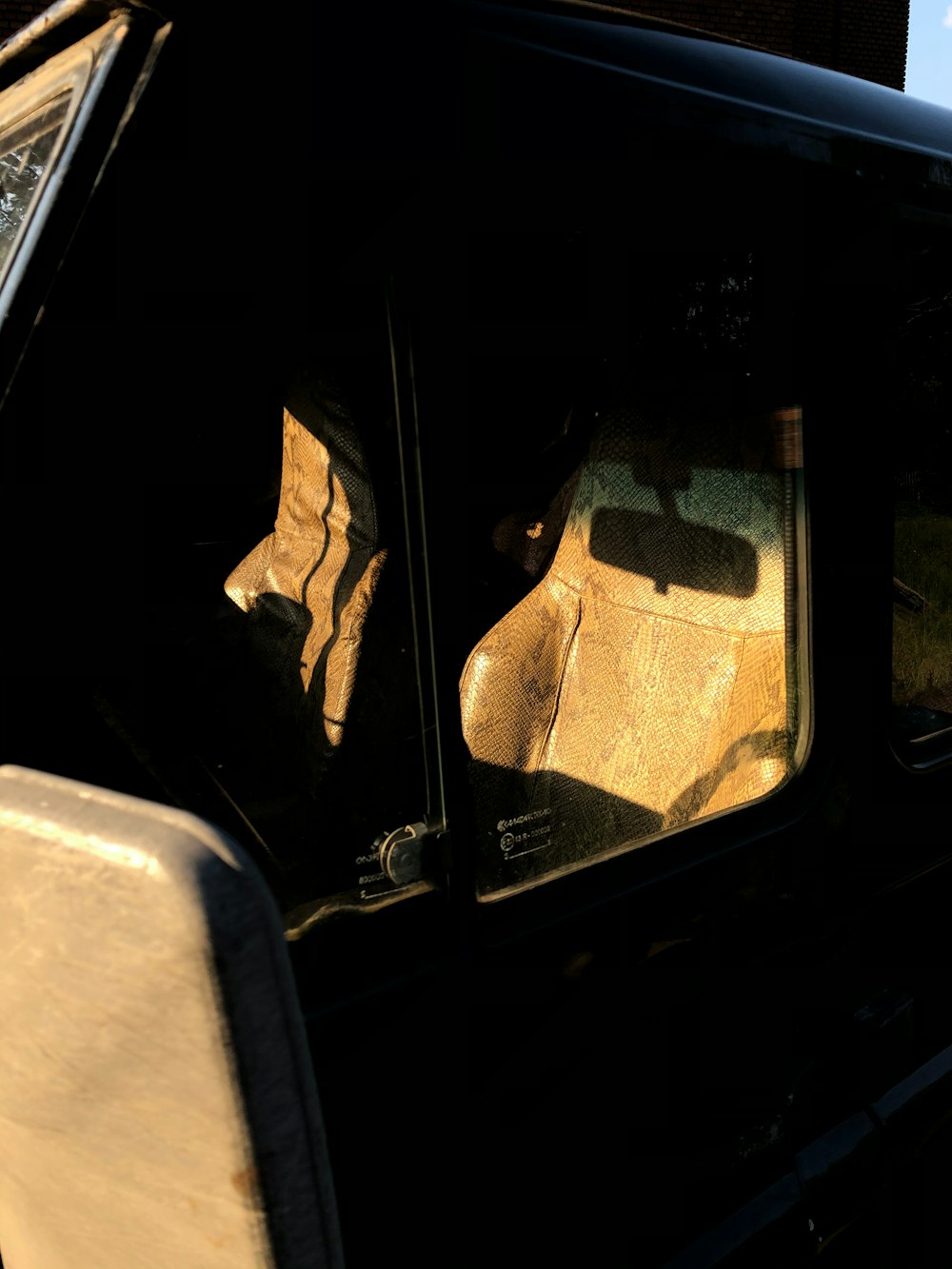 personne en gants bruns dans la voiture