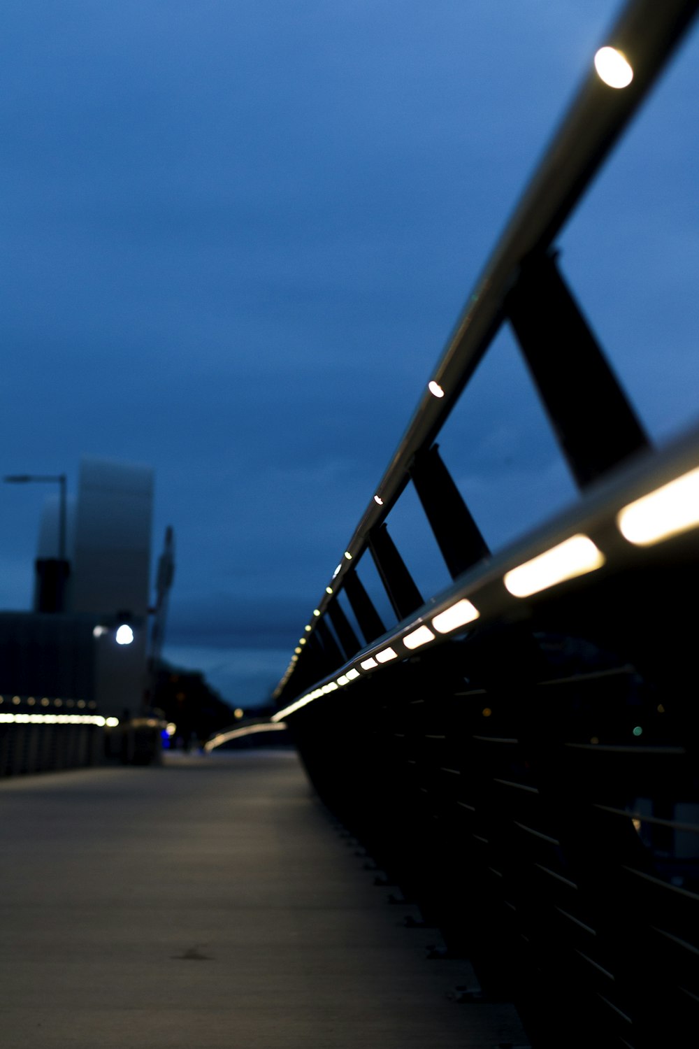 Pont en métal noir pendant la nuit