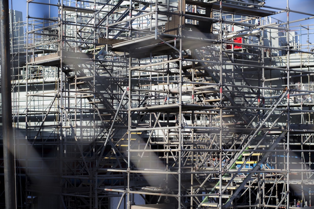 graues Metallgebäude mit Glasfenstern