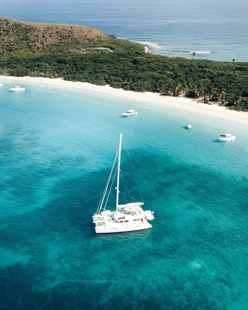 bateau blanc sur la mer pendant la journée