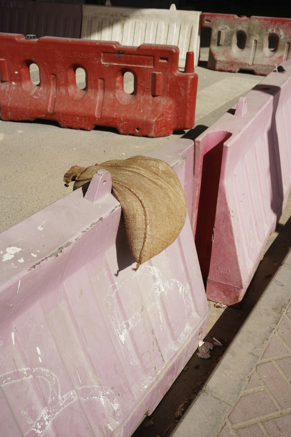 cappello di paglia marrone su tavolo di legno bianco e rosa
