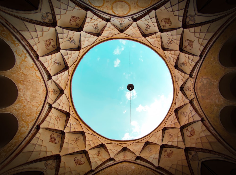 Fotografía de ángulo bajo de un edificio de hormigón marrón y beige