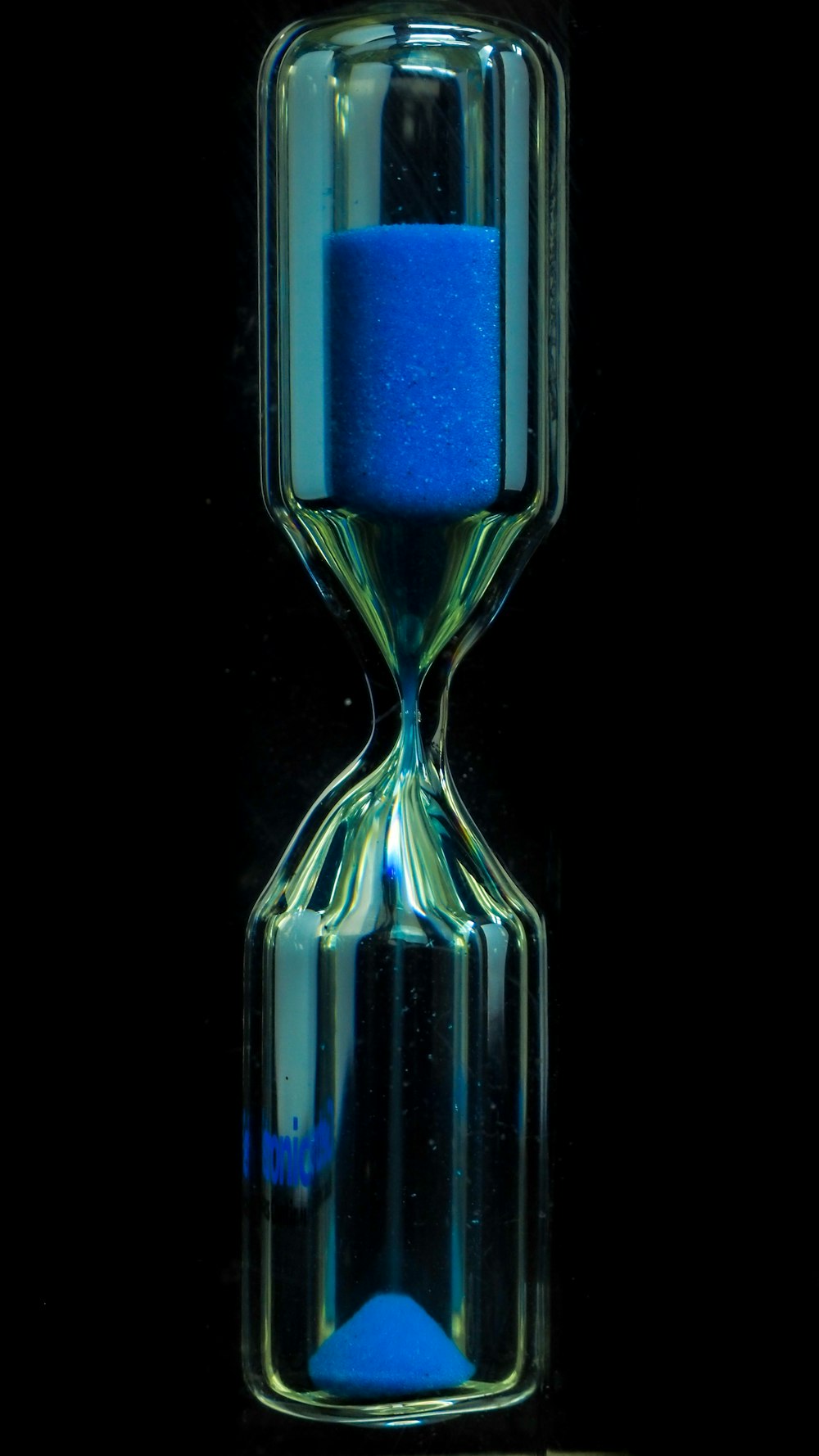 파란 액체를 가진 투명한 유리 모래시계